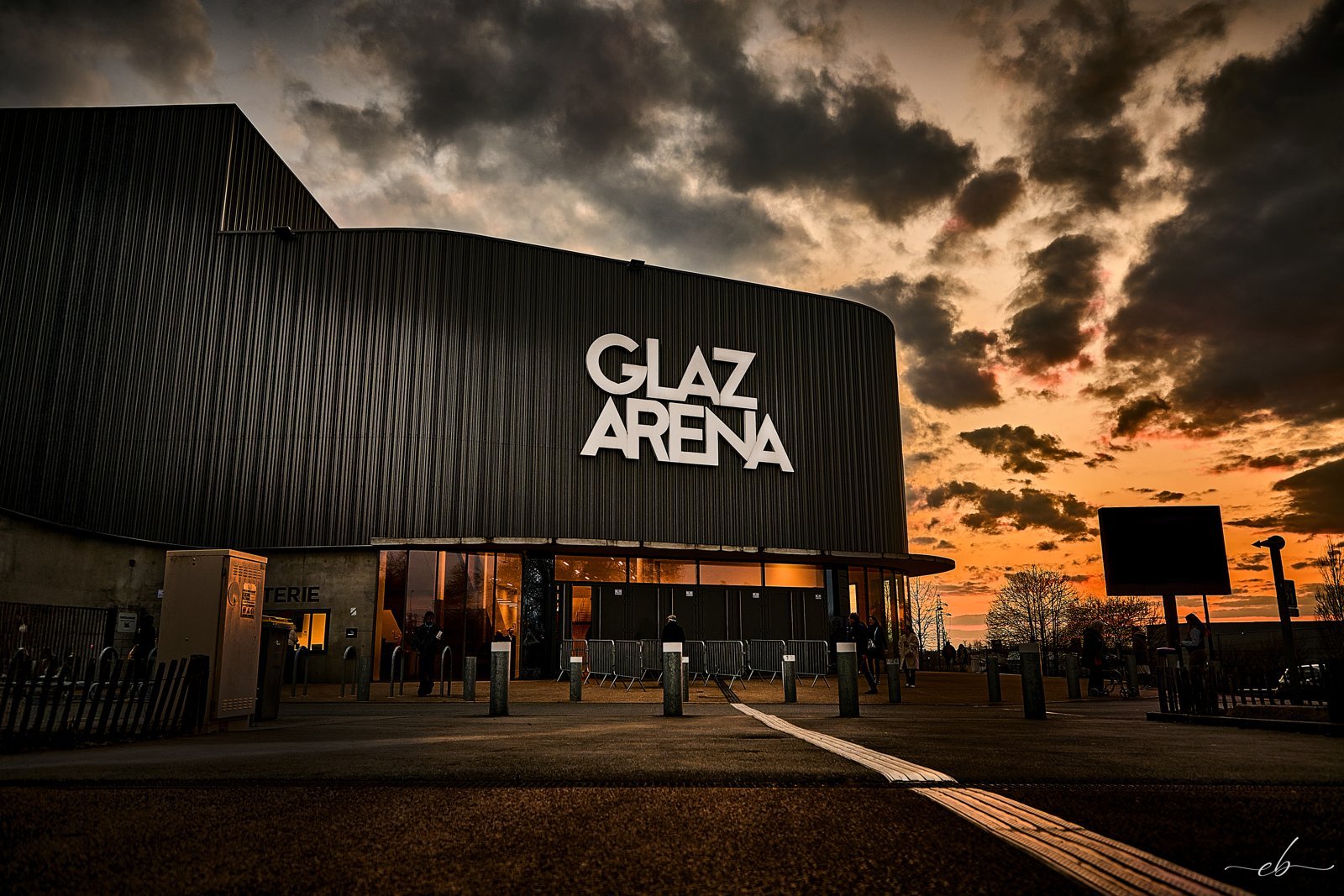La façade de la Glaz Arena à Cesson-Sévigné au coucher du soleil